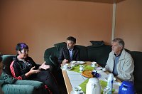 Bild: Sabine Schmelzer-Skerka im Gepr&auml;ch mit Frank Mauder und Dr. Kielmann vom Lions-Club Eisleben (v.l.).