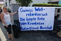 Bild: Darum ging es heute. Vor dem Zusammenfalten des Transparents zieht es Steffi Rinkleib vom Radsportverein nach einmal f&uuml;r uns glatt.
