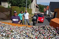 Bild: Damit alles wieder seine Ordnung hat, helfen viele mit beim Aufr&auml;umen. Ein Weltrekord macht schlie&szlig;lich auch in Bornstedt bei der Vor- und Nachbereitung Arbeit.