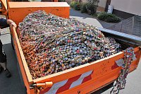 Bild: Hier liegt eine mehr als drei Kilometer lange Kette aus Flaschenverschl&uuml;ssen.