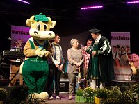 Bild: Frau Klopfleisch er&ouml;ffnet das Seniorenfest