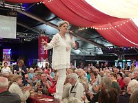 Bild: Dagmar Frederic mitten im Publikum