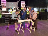 Bild: Wettbewerb im Nageleinschlagen