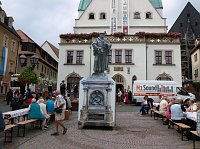 Bild: Auch er erlebte mal die Er&ouml;ffnung einer Eisleber Wiese (am 16. September 2016) mit Kulturprogramm und Festumzug am Eisleber Rathaus: der Pappluther.