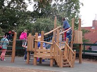 Bild: ist er nicht toll - der neue spielplatz...und noch viel gr&ouml;&szlig;er