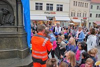 Alle Kinder wollten mithelfen beim Lüften des Geheimnisses. Bild: Alle Kinder wollten mithelfen beim Lüften des Geheimnisses.
