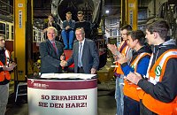 Die Vereinbarung zwischen der HSB und der S-Bahn Berlin ist unterschrieben: Mit Christoph Wachendorf (links), Geschäftsführer Personal der S-Bahn Berlin, und HSB-Geschäftsführer Matthias Wagener freuen sich auch die Auszubildenden beider Unternehmen. Bild: Die Vereinbarung zwischen der HSB und der S-Bahn Berlin ist unterschrieben: Mit Christoph Wachendorf (links), Geschäftsführer Personal der S-Bahn Berlin, und HSB-Geschäftsführer Matthias Wagener freuen sich auch die Auszubildenden beider Unternehmen.