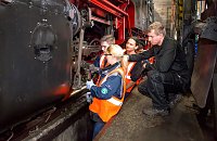 Anleitung vom HSB-Profi: Jean-Pierre Hübner (rechts) erklärt den Auszubildenden der S-Bahn Berlin die Reparatur am Fahrwerk einer sechzig Jahre alten Brockenlok. Bild: Anleitung vom HSB-Profi: Jean-Pierre Hübner (rechts) erklärt den Auszubildenden der S-Bahn Berlin die Reparatur am Fahrwerk einer sechzig Jahre alten Brockenlok.