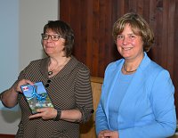 Christiane Funkel, Leiterin des Biosphärenreservats (li.) bedankt sich bei Annett Drache, Geschäftsführerin des Harzklubs, für ihren Beitrag. Bild: Christiane Funkel, Leiterin des Biosphärenreservats (li.) bedankt sich bei Annett Drache, Geschäftsführerin des Harzklubs, für ihren Beitrag.