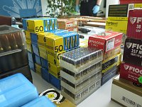 Präsentation der sichergestellten Waffen und Munition Bild: Präsentation der sichergestellten Waffen und Munition