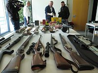 Präsentation der sichergestellten Waffen und Munition Bild: Präsentation der sichergestellten Waffen und Munition