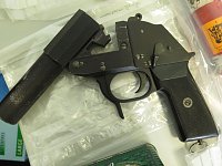 Präsentation der sichergestellten Waffen und Munition Bild: Präsentation der sichergestellten Waffen und Munition