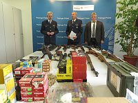 Präsentation der sichergestellten Waffen und Munition Bild: Präsentation der sichergestellten Waffen und Munition