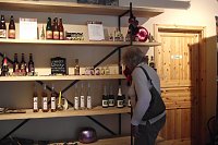 Im Hof -und Verkaufsladen findet der Gast eine große Auswahl an Harzer Produkten: Hexen, Whisky, Wanderkarten, diverse Getränke und anderes mehr. Bild: Im Hof -und Verkaufsladen findet der Gast eine große Auswahl an Harzer Produkten: Hexen, Whisky, Wanderkarten, diverse Getränke und anderes mehr.