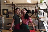 Stefanie Leiste, die Chefin der Marienteich Baude, mit Tochter Josefin vor der Wursttheke. Die beste Wurst des Harzes soll es hier geben. Bild: Stefanie Leiste, die Chefin der Marienteich Baude, mit Tochter Josefin vor der Wursttheke. Die beste Wurst des Harzes soll es hier geben.