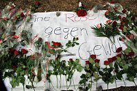 Bild: Viele Kundgebungsteilnehmer brachten Rosen mit.