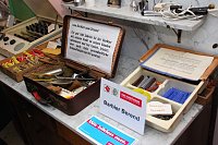 Das Friseurhandwerk ist als Handwerk im wörtlichen Sinne bis heute seinen Traditionen treu geblieben. Und es gibt inzwischen sogar wieder – wie vor mehr als 100 Jahren – Friseure, die in die Wohnungen ihrer Kunden kommen und diesen dort die Haare schneiden. Denn was Friseure können, können nur Friseure, heißt es nicht zu Unrecht in einem Werbespot der Friseurinnung. Foto: J. Miche Bild: Das Friseurhandwerk ist als Handwerk im wörtlichen Sinne bis heute seinen Traditionen treu geblieben. Und es gibt inzwischen sogar wieder – wie vor mehr als 100 Jahren – Friseure, die in die Wohnungen ihrer Kunden kommen und diesen dort die Haare schneiden. Denn was Friseure können, können nur Friseure, heißt es nicht zu Unrecht in einem Werbespot der Friseurinnung. Foto: J. Miche