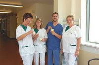 Bild: Pflegedirektorin Renate Hohmann (re) bedankt sich bei dem Pflegeteam in Eisleben