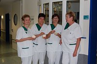 Bild: Pflegedirektorin Renate Hohmann (re) bedankt sich bei dem Pflegeteam in Hettstedt