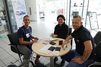 Bild: Autos an THC-M&auml;dels &uuml;bergeben