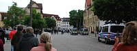 Bild: Sammeln zum Singen. Erneut wurde in das Lied Die Gedanken sind frei eingestimmt.