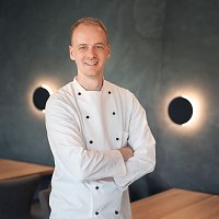Bild: K&uuml;chenchef Felix Barth setzt auf frische, saisonale Produkte und h&ouml;chste Qualit&auml;t aller Zutaten.  