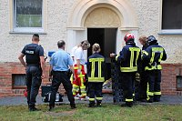 Verdeckt: der in eine glänzende Schutzdecke gehüllte Bewohner der verrauchten Wohnung. Bild: Verdeckt: der in eine glänzende Schutzdecke gehüllte Bewohner der verrauchten Wohnung.