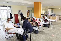 Mitarbeiterinnen und Mitarbeiter aus den Helios Kliniken in Mansfeld-Südharz spenden Blut Bild: Mitarbeiterinnen und Mitarbeiter aus den Helios Kliniken in Mansfeld-Südharz spenden Blut