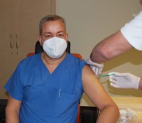 Bild: Dr. med. Pfeiffer, Chefarzt der An&auml;sthesie/Intensivmedizin/Schmerztherapie bekam als einer der ersten Mitarbeiter die langersehnte zweite Spritze mit dem Corona-Schutzimpfstoff 