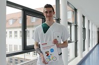 Bild: Felix Baum, Auszubildender des Helios Bildungszentrums Mansfeld-S&uuml;dharz mit einem Typisierungsset der DKMS.  