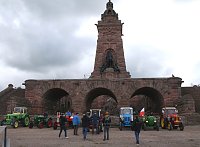 Bild: Traktortreffen vor der Kamera - der NDR drehte am Kyffh&auml;user-Denkmal