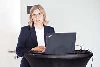 Steuerberaterin Ricarda Adam erläutert spezielle Lösungen, das Immobilienbetriebsvermögen noch während der selbstständigen oder freiberuflichen Tätigkeit in eine Immobiliengesellschaft zu überführen. Bild: Steuerberaterin Ricarda Adam erläutert spezielle Lösungen, das Immobilienbetriebsvermögen noch während der selbstständigen oder freiberuflichen Tätigkeit in eine Immobiliengesellschaft zu überführen.