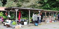 Flohmarkt in Wickerode. An mehreren Ständen wurden gebrauchte Dinge angeboten. Bild: Flohmarkt in Wickerode. An mehreren Ständen wurden gebrauchte Dinge angeboten.