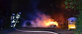 Bild: Mit voller Montur inklusive Atemschutzger&auml;t gingen die Feuerwehrleute gegen den Brand vor. Dieses Foto entstand um 23.41 Uhr. Das Feuer war da bereits fast gel&ouml;scht.
