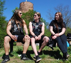 Bild: Wer seid ihr? "Zwei Typen und ein M&auml;del auf der Bank vor dem Turm", antwortete ein Mitarbeiter der Technischen Universit&auml;t Chemnitz (mit auf dem Bild). Sie, das "Team Skyforger", reisten erst am Samstag an, um die am Abend spielenden Gruppen zu erleben.