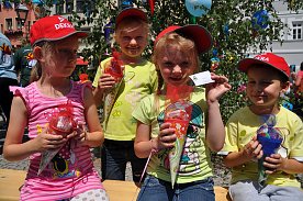 Bild: M&uuml;tzen der Dekra und Gutscheine der Stadtbibliothek - es lohnt sich wegen vieler Dinge f&uuml;r die k&uuml;nftigen ABC-Sch&uuml;tzen, zum Zuckert&uuml;tenfest der Lutherstadt Eisleben morgen auf den Markt zu kommen.