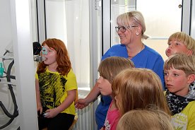 Bild: Beim Atemtest ben&ouml;tigten die Kleinen viel Puste, um eine Kerze am Bildschirm auszublasen. Da half mancher aus dem Hintergrund mit beim Pusten...