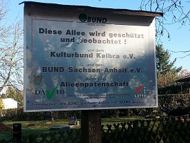 Bild: Ein Schild voller Informationen, bei denen aber einige nicht stimmen.