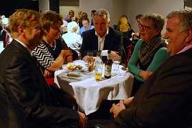 Bild: Gastgeber Eduard Jantos im Gespr&auml;ch mit Romonta-Gesch&auml;ftsf&uuml;hrer Uwe Stieberitz und dem B&uuml;rgermeister der Gemeinde Seegebiet Mansfelder Land, J&uuml;rgen Ludwig (v. l.), und dessen Ehefrauen.
