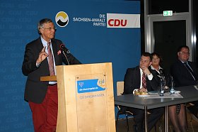 Bild: Souver&auml;ner Redner in Sangerhausen: Wolfgang Bosbach. Ihm zur Seite standen - bzw. sa&szlig;en - CDU-Landtagsabgeordneter Andr&eacute; Schr&ouml;der, CDU-Bundestagsabgeordnete Uda Heller und der CDU-Kreisvorsitzende und B&uuml;rgermeister von Hettstedt, Danny Kavalier.