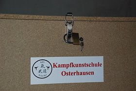 Bild: Der Aufkleber ist un&uuml;bersehbar. Er schreckt jedoch niemanden ab, der das Schloss dar&uuml;ber aufbrechen und durch sein eigenes ersetzen will, wie in diesem Fall.