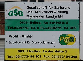 Bild: Mehrere Schilder weisen in Helbra den Weg zu einem wichtigen Wirtschaftsfaktor der Region.