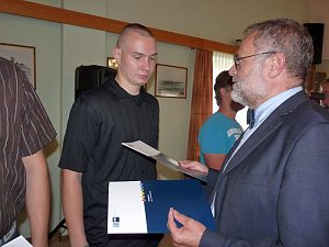 Zeugnisse &uuml;bergeben