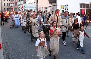 Bauernheer zieht durch Stadt