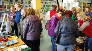 4. Bei der B&uuml;cherfee: links der Stand des Fotoclubs S&uuml;bharz, rechts die Autorinnen Isolde Kakoschky (vorn) und Irmgard Lydia Eisner (dahinter) im Gespr&auml;ch mit Lesern. 