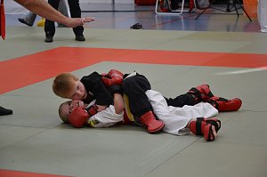 Jorik Naumann beim entscheidenden Kampf, der ihm den Meistertitel im Jiu Jitsu in der Alterklasse Jugend F 6 bis 8 Jahre einbrachte.