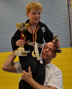 Trainer Ren&eacute; Scholz tr&auml;gt einen &uuml;bergl&uuml;cklichen Deutschen Meister auf den Schultern: Jorik Naumann aus Rothenschirmbach.