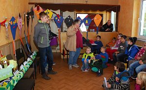 Ute Dietrich schl&auml;gt vor, die Drachen in der Stadt auszustellen. Fast alle Kinder stimmen zu. Links im Bild Bj&ouml;rn und Sarah Pazak vom Stadtjugendrat. Auf den St&uuml;hlen hinter ihnen r&auml;kelt sich der Riesendrache aus der Marktgrundschule.