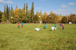 Wer seinen Drachen fliegen lassen wollte, musste ihn hinter sich her ziehen. Da hing manches Kriechtier an der Leine, was keine Lust hatte, sich in die L&uuml;fte zu erheben.