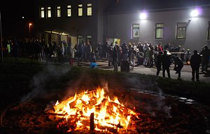 Das Feuer war am Abklingen, die Partyg&auml;ste zogen sich langsam dorthin zur&uuml;ck, wo die Musik spielte. 